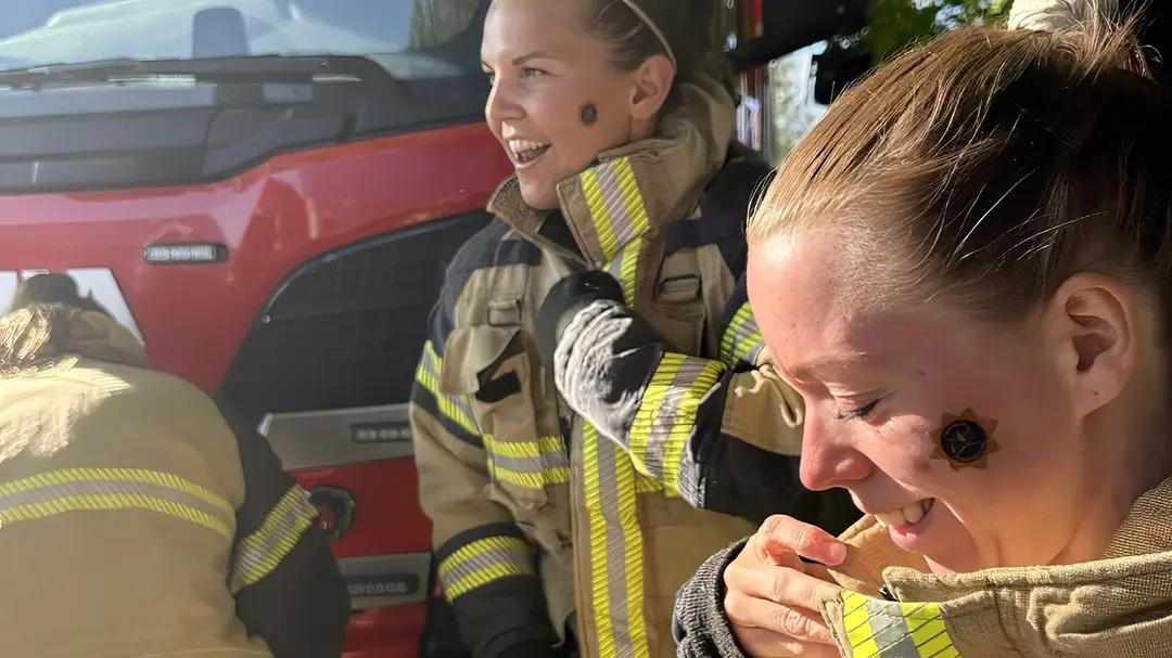 Två glada kvinnliga brandmän