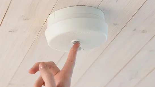 brandvarnare i ett trätak som testas