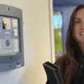 En kvinnlig brandingenjör står framför utrymningsplanen.