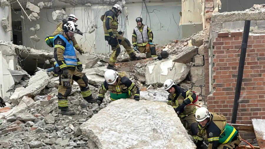 Brandmän letar överlevande i rasmassor